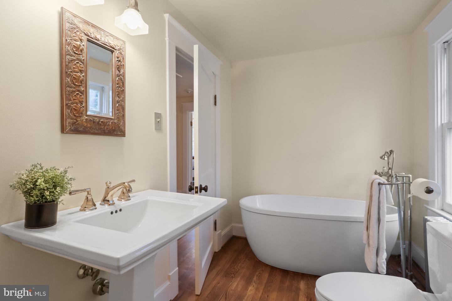 2308 N LEXINGTON ST, ARLINGTON, Virginia 22205, 3 Bedrooms Bedrooms, 5 Rooms Rooms,1 BathroomBathrooms,Residential,For sale,2308 N LEXINGTON ST,VAAR2062086 MLS # VAAR2062086