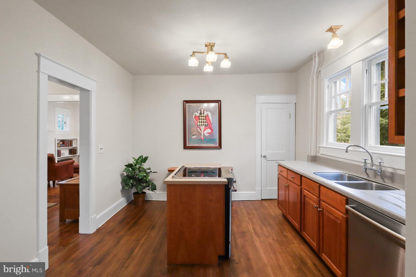 2308 N LEXINGTON ST, ARLINGTON, Virginia 22205, 3 Bedrooms Bedrooms, 5 Rooms Rooms,1 BathroomBathrooms,Residential,For sale,2308 N LEXINGTON ST,VAAR2062086 MLS # VAAR2062086