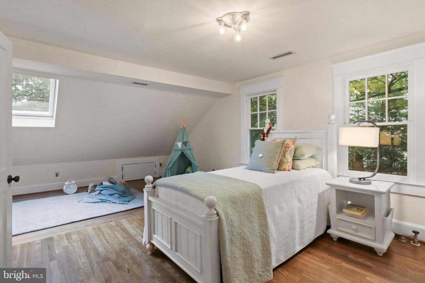 2308 N LEXINGTON ST, ARLINGTON, Virginia 22205, 3 Bedrooms Bedrooms, 5 Rooms Rooms,1 BathroomBathrooms,Residential,For sale,2308 N LEXINGTON ST,VAAR2062086 MLS # VAAR2062086