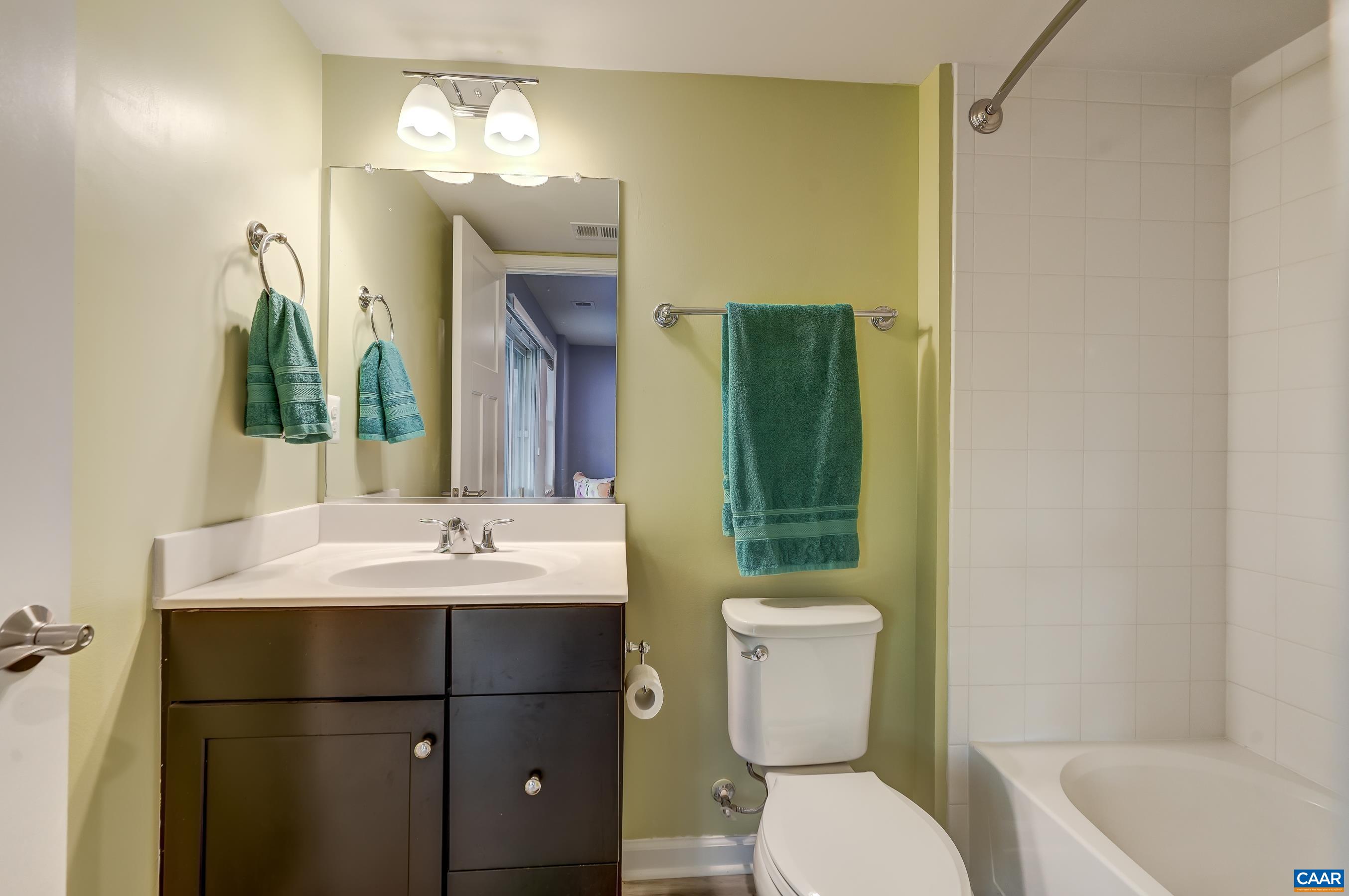 Full bathroom is great for guests!
