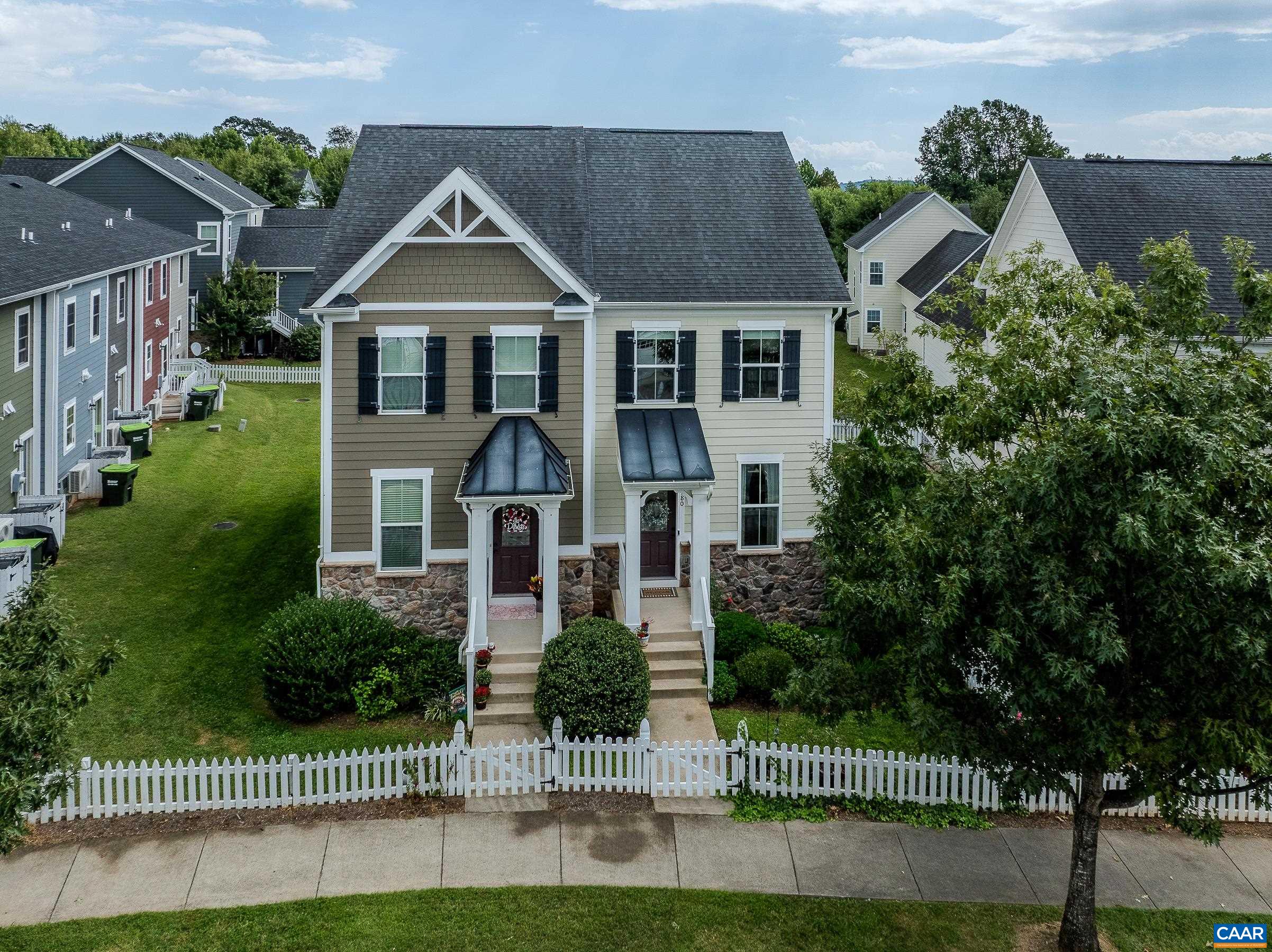 Charming duplex home in picket fence community of Wickham pond!