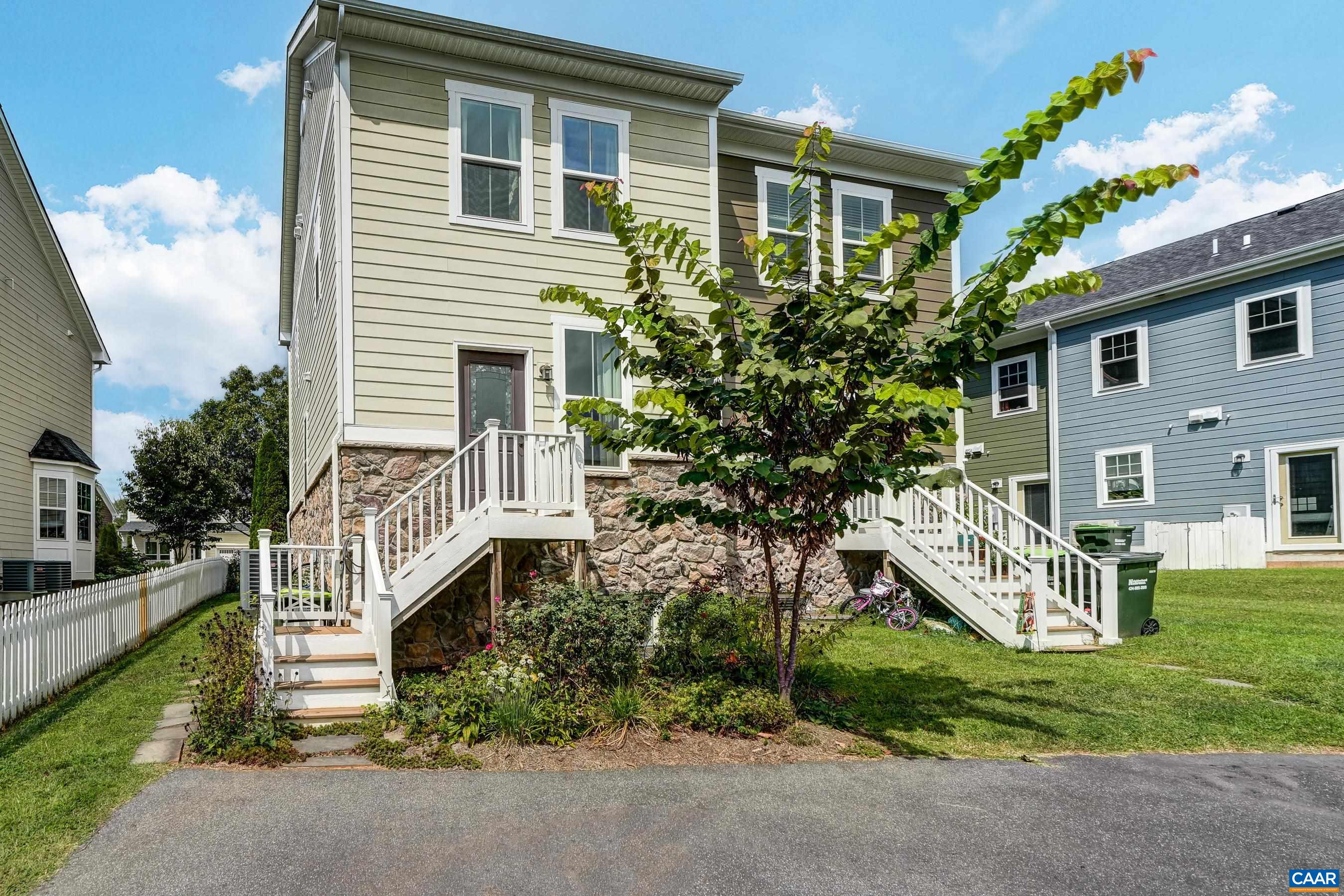 HOA maintains roof and siding, and mows for low-maintenance living!