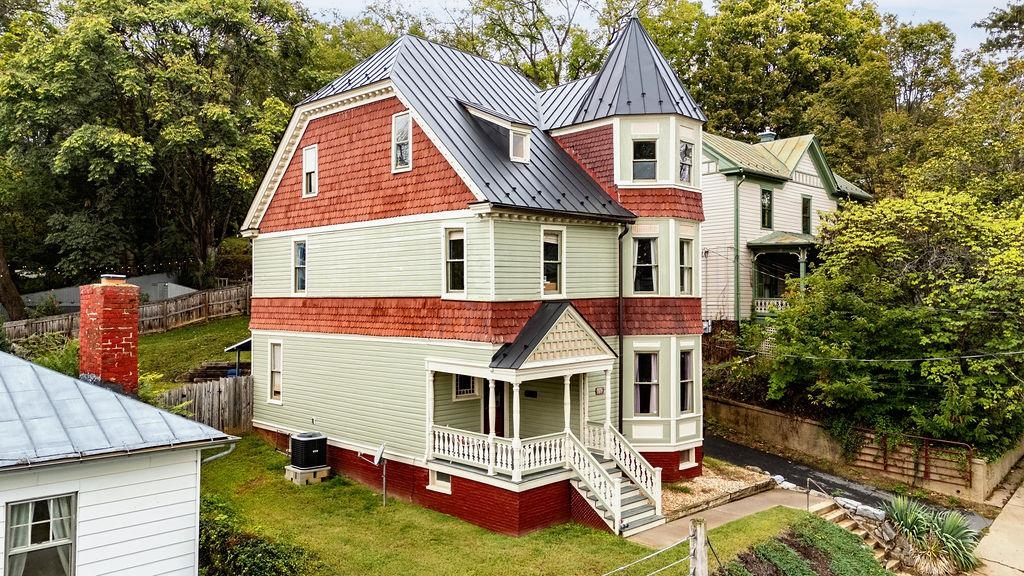 110 N JEFFERSON ST, STAUNTON, Virginia 24401, 3 Bedrooms Bedrooms, ,2 BathroomsBathrooms,Residential,110 N JEFFERSON ST,669628 MLS # 669628