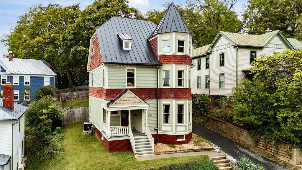 110 N JEFFERSON ST, STAUNTON, Virginia 24401, 3 Bedrooms Bedrooms, ,2 BathroomsBathrooms,Residential,110 N JEFFERSON ST,669628 MLS # 669628