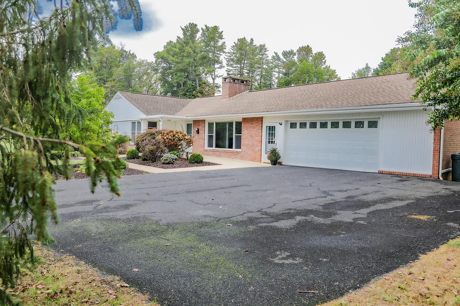 1525 TUCKAHOE RD, WAYNESBORO, Virginia 22980, 2 Bedrooms Bedrooms, ,2 BathroomsBathrooms,Residential,1525 TUCKAHOE RD,669629 MLS # 669629