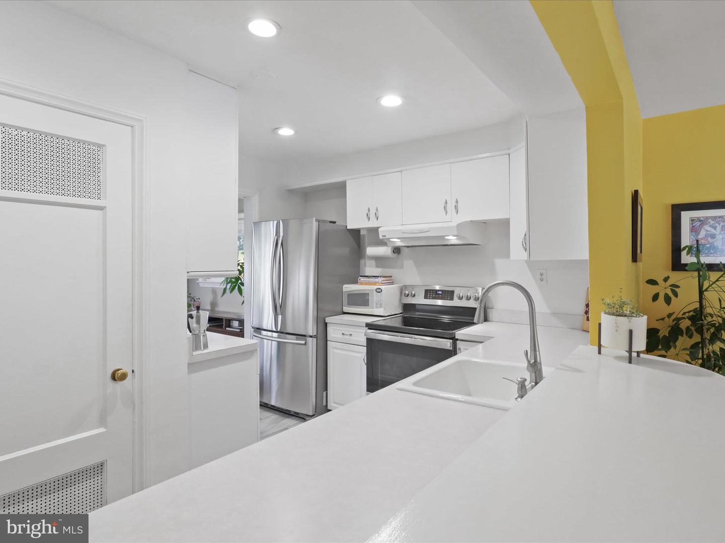 2512 N GRANADA ST, ARLINGTON, Virginia 22207, 3 Bedrooms Bedrooms, 10 Rooms Rooms,2 BathroomsBathrooms,Residential,For sale,2512 N GRANADA ST,VAAR2062452 MLS # VAAR2062452