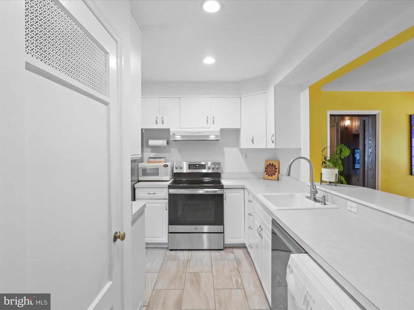 2512 N GRANADA ST, ARLINGTON, Virginia 22207, 3 Bedrooms Bedrooms, 10 Rooms Rooms,2 BathroomsBathrooms,Residential,For sale,2512 N GRANADA ST,VAAR2062452 MLS # VAAR2062452