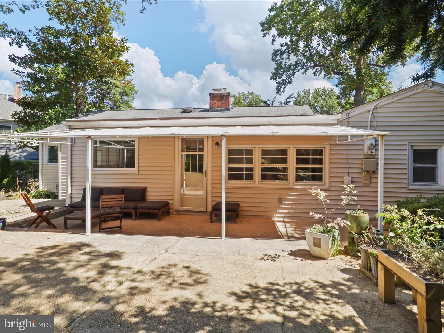 2512 N GRANADA ST, ARLINGTON, Virginia 22207, 3 Bedrooms Bedrooms, 10 Rooms Rooms,2 BathroomsBathrooms,Residential,For sale,2512 N GRANADA ST,VAAR2062452 MLS # VAAR2062452