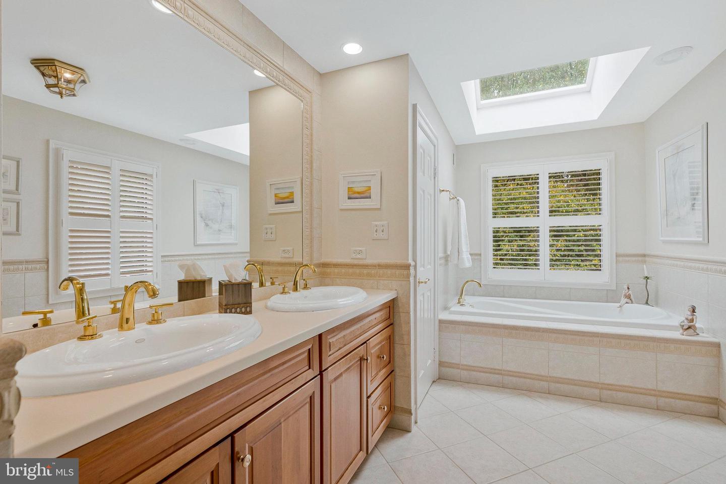 10309 HICKORY FOREST DR, OAKTON, Virginia 22124, 4 Bedrooms Bedrooms, ,3 BathroomsBathrooms,Residential,For sale,10309 HICKORY FOREST DR,VAFX2262226 MLS # VAFX2262226