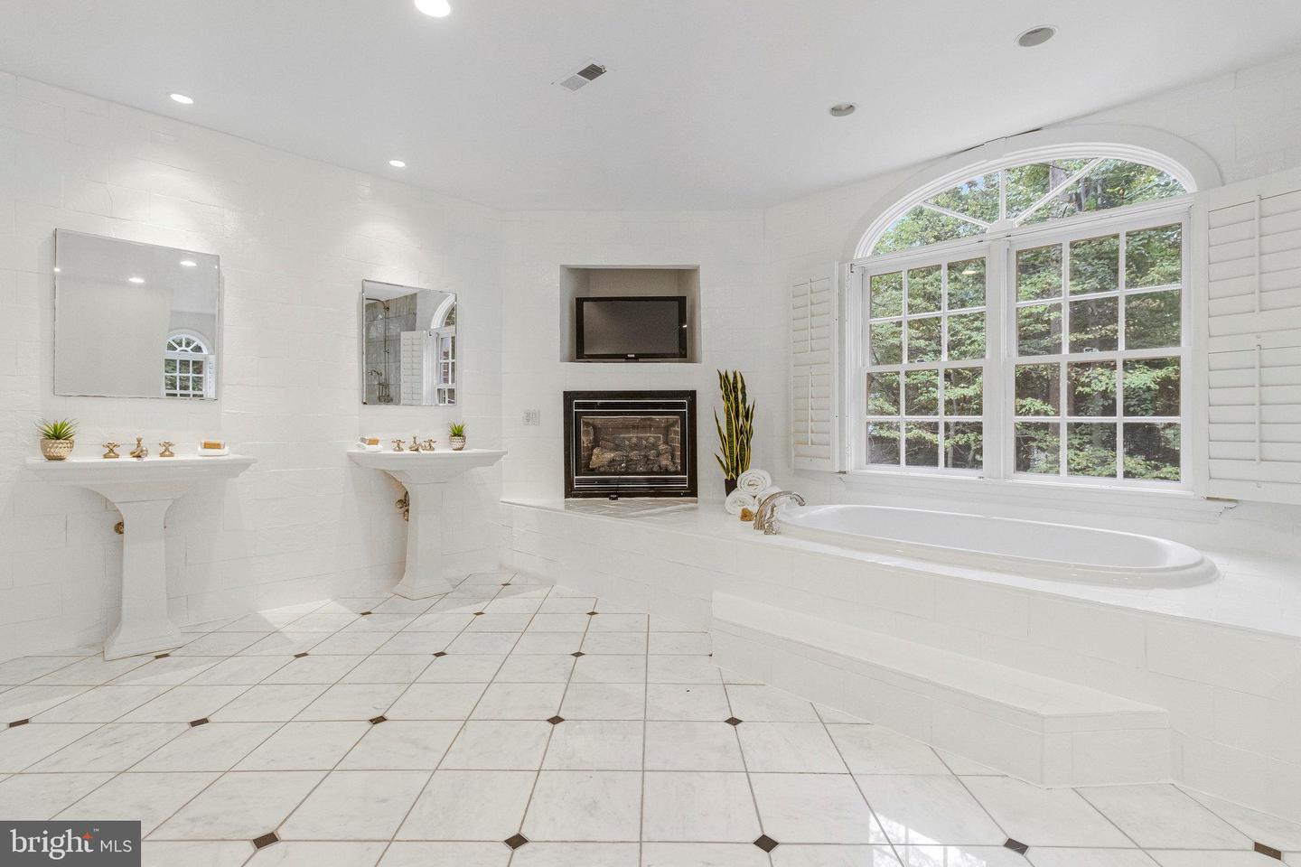 10112 HIGH HILL CT, GREAT FALLS, Virginia 22066, 5 Bedrooms Bedrooms, ,5 BathroomsBathrooms,Residential,For sale,10112 HIGH HILL CT,VAFX2262468 MLS # VAFX2262468