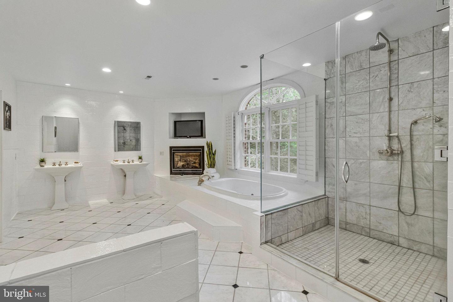 10112 HIGH HILL CT, GREAT FALLS, Virginia 22066, 5 Bedrooms Bedrooms, ,5 BathroomsBathrooms,Residential,For sale,10112 HIGH HILL CT,VAFX2262468 MLS # VAFX2262468