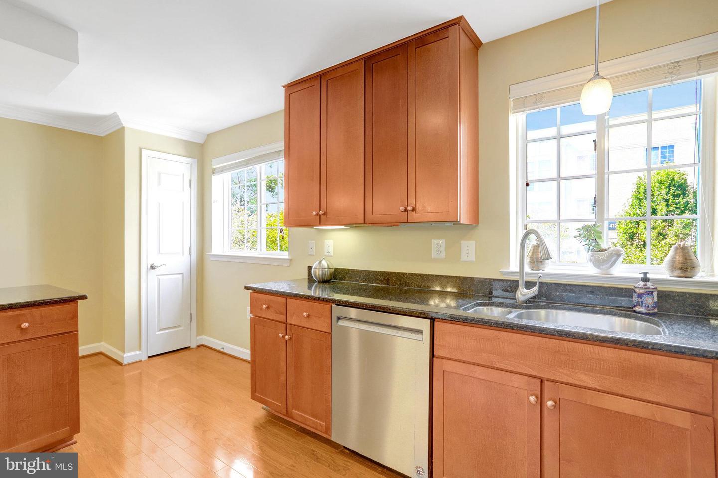 4119 S FOUR MILE RUN DR #404, ARLINGTON, Virginia 22204, 1 Bedroom Bedrooms, ,1 BathroomBathrooms,Residential,For sale,4119 S FOUR MILE RUN DR #404,VAAR2062788 MLS # VAAR2062788