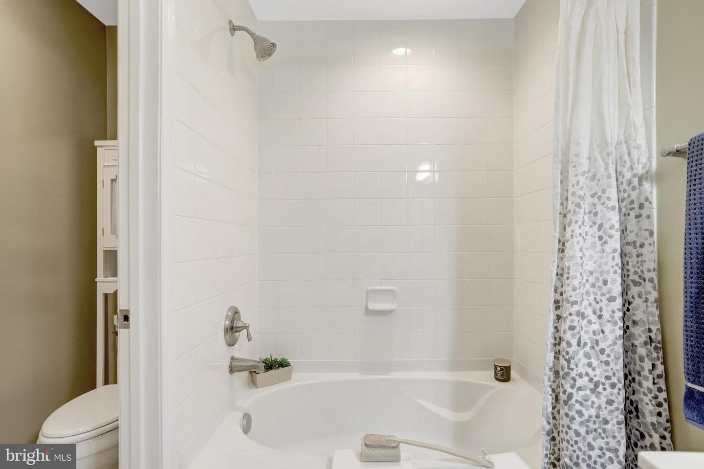4119 S FOUR MILE RUN DR #404, ARLINGTON, Virginia 22204, 1 Bedroom Bedrooms, ,1 BathroomBathrooms,Residential,For sale,4119 S FOUR MILE RUN DR #404,VAAR2062788 MLS # VAAR2062788