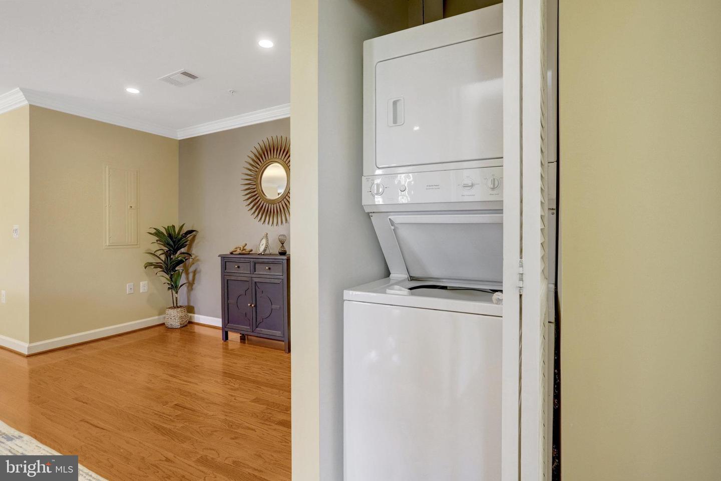 4119 S FOUR MILE RUN DR #404, ARLINGTON, Virginia 22204, 1 Bedroom Bedrooms, ,1 BathroomBathrooms,Residential,For sale,4119 S FOUR MILE RUN DR #404,VAAR2062788 MLS # VAAR2062788