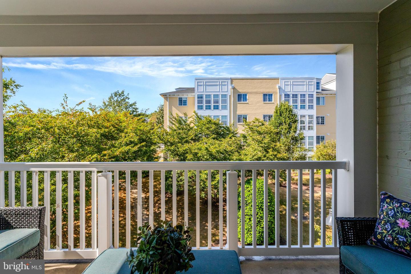 4119 S FOUR MILE RUN DR #404, ARLINGTON, Virginia 22204, 1 Bedroom Bedrooms, ,1 BathroomBathrooms,Residential,For sale,4119 S FOUR MILE RUN DR #404,VAAR2062788 MLS # VAAR2062788