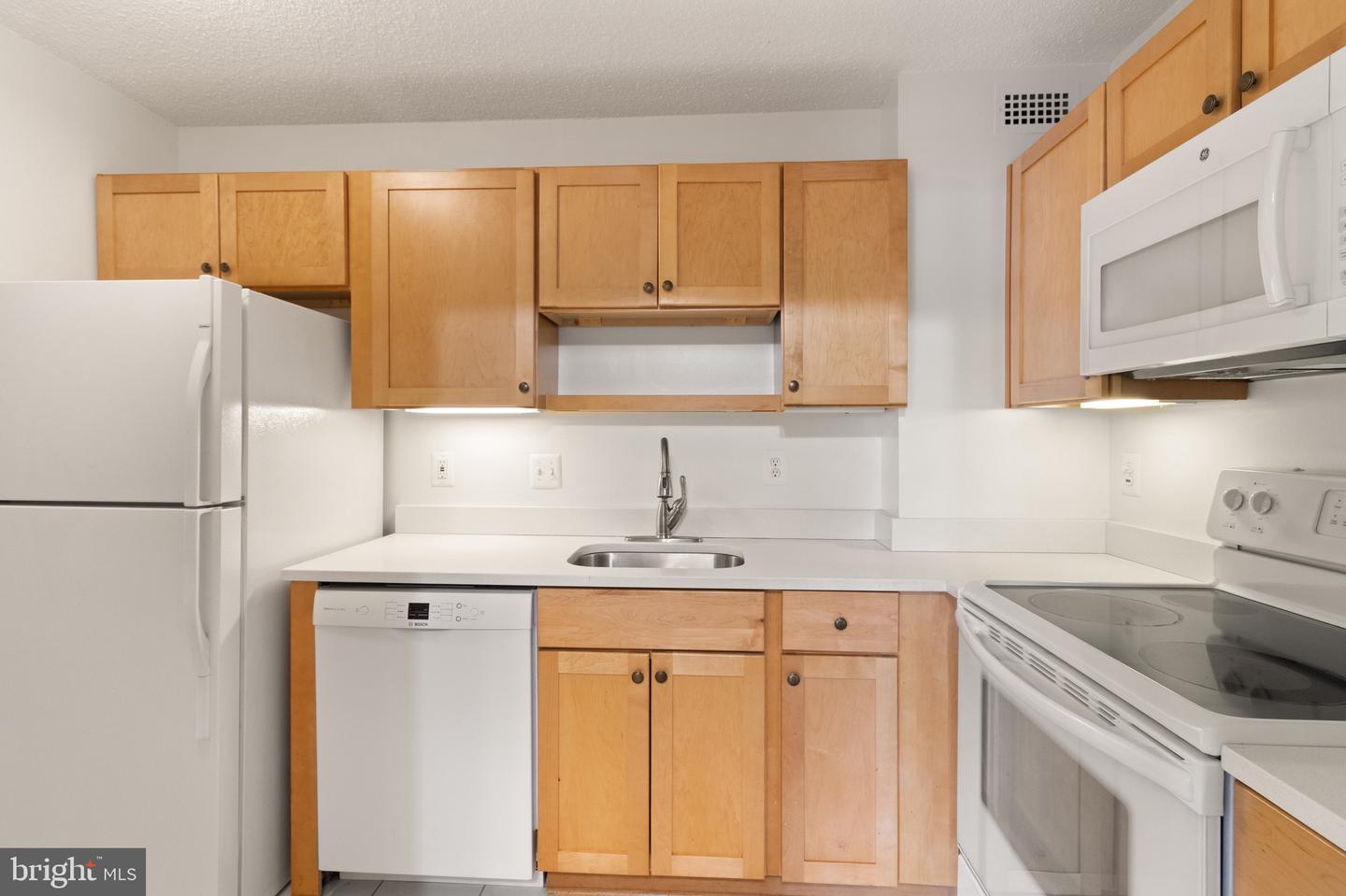 200 N PICKETT ST #215, ALEXANDRIA, Virginia 22304, 1 Bedroom Bedrooms, ,1 BathroomBathrooms,Residential,For sale,200 N PICKETT ST #215,VAAX2049228 MLS # VAAX2049228