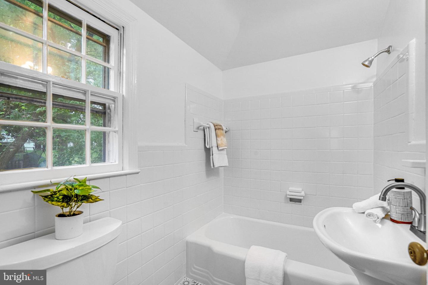 5424 24TH ST N, ARLINGTON, Virginia 22205, 3 Bedrooms Bedrooms, ,1 BathroomBathrooms,Residential,For sale,5424 24TH ST N,VAAR2063700 MLS # VAAR2063700