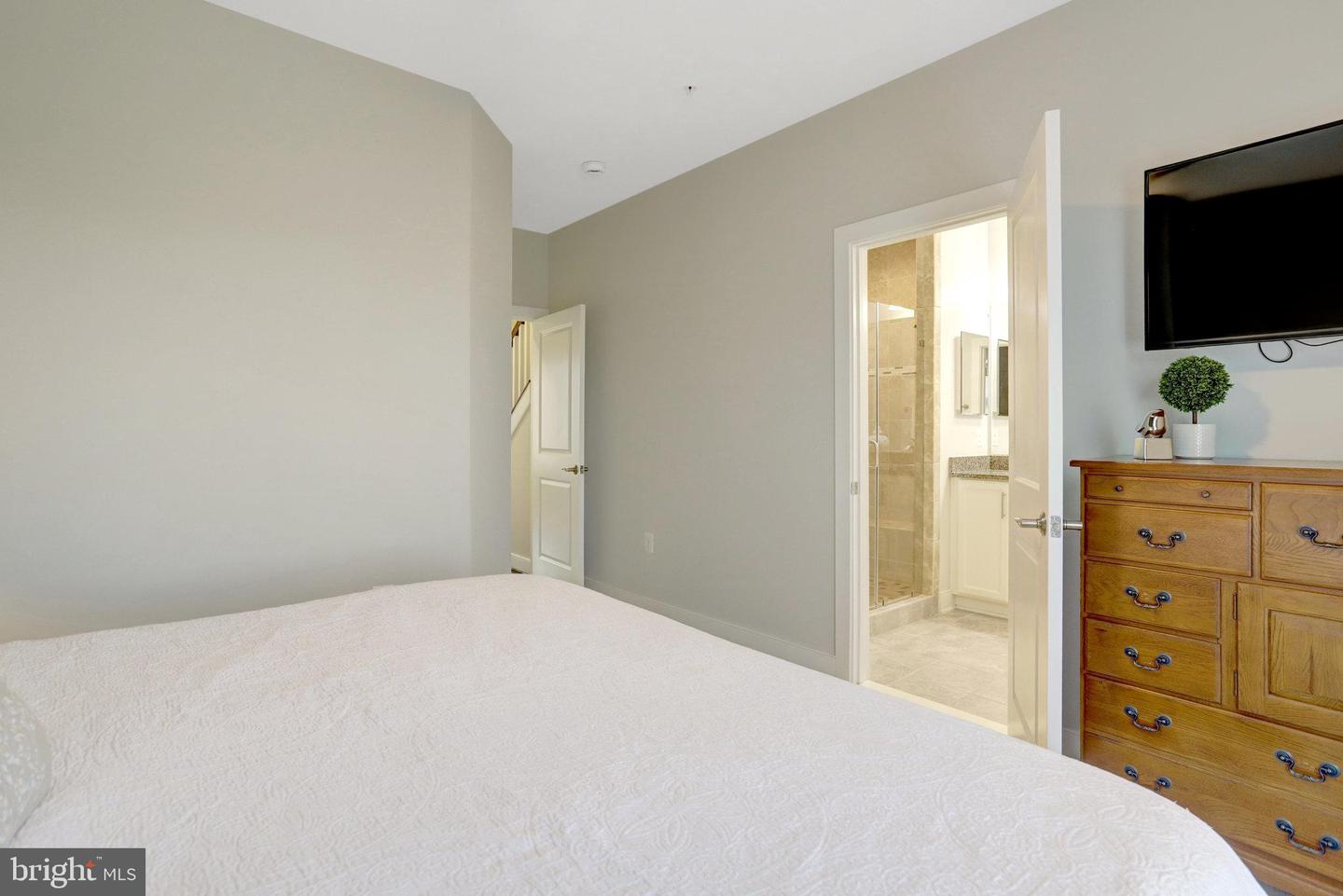 2004 POTOMAC AVE, ALEXANDRIA, Virginia 22301, 4 Bedrooms Bedrooms, ,4 BathroomsBathrooms,Residential,For sale,2004 POTOMAC AVE,VAAX2049720 MLS # VAAX2049720