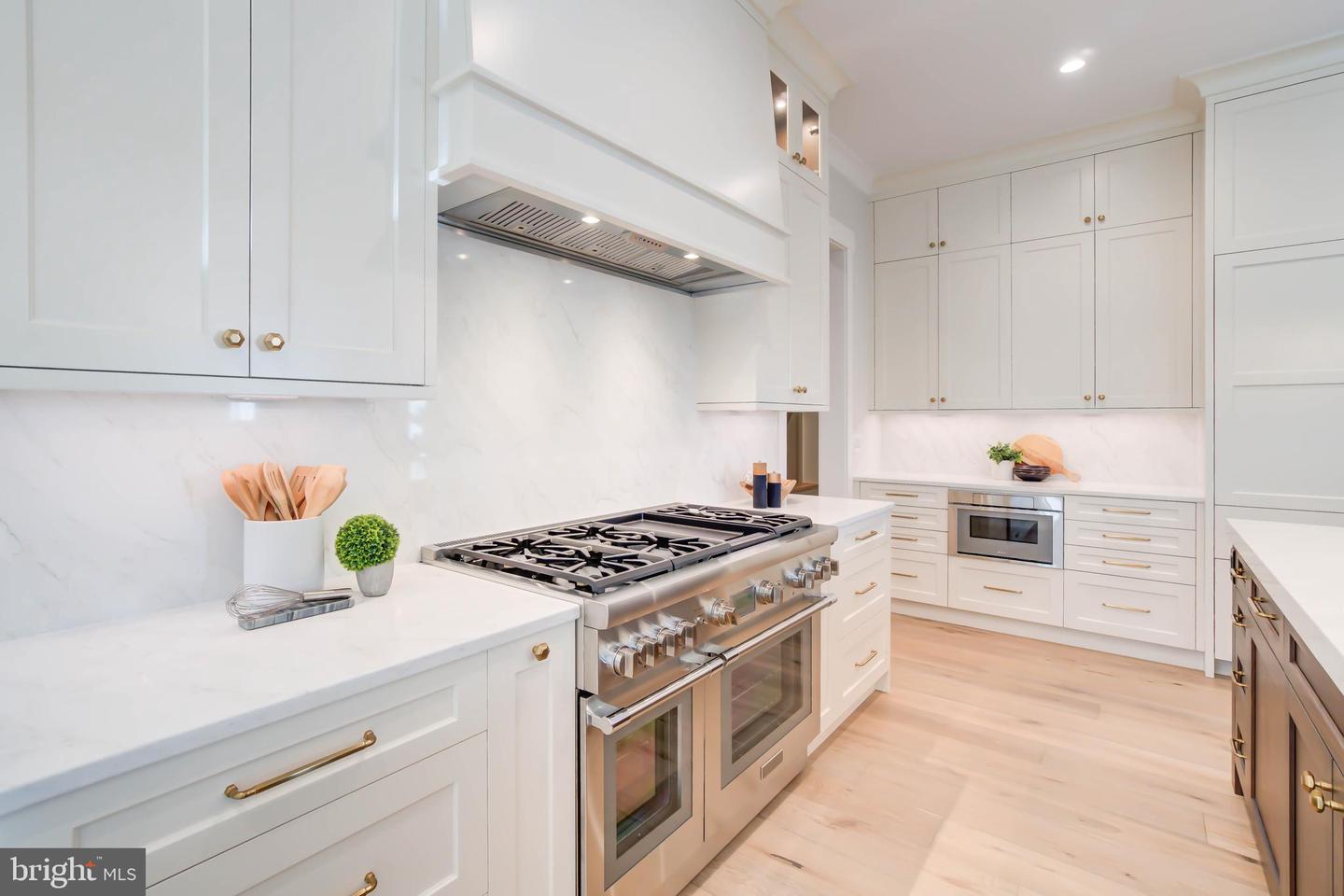 1806 DUMBARTON ST, MCLEAN, Virginia 22101, 6 Bedrooms Bedrooms, ,5 BathroomsBathrooms,Residential,For sale,1806 DUMBARTON ST,VAFX2223998 MLS # VAFX2223998