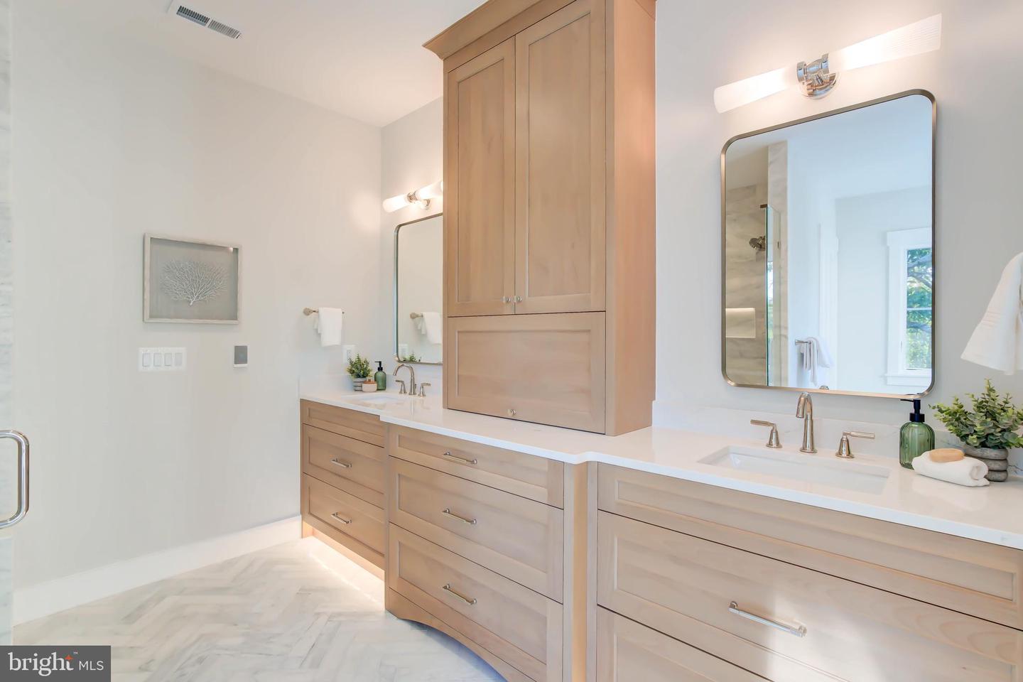 1806 DUMBARTON ST, MCLEAN, Virginia 22101, 6 Bedrooms Bedrooms, ,5 BathroomsBathrooms,Residential,For sale,1806 DUMBARTON ST,VAFX2223998 MLS # VAFX2223998