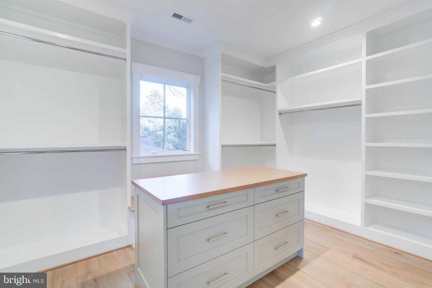 1806 DUMBARTON ST, MCLEAN, Virginia 22101, 6 Bedrooms Bedrooms, ,5 BathroomsBathrooms,Residential,For sale,1806 DUMBARTON ST,VAFX2223998 MLS # VAFX2223998