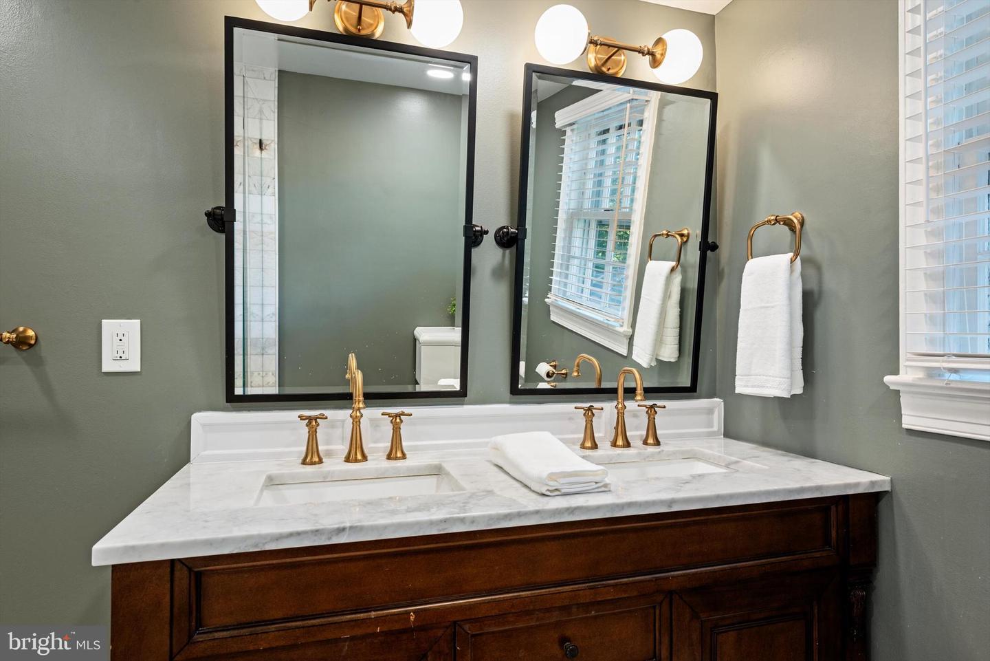 250 W MAIN ST, PURCELLVILLE, Virginia 20132, 5 Bedrooms Bedrooms, ,3 BathroomsBathrooms,Residential,For sale,250 W MAIN ST,VALO2107082 MLS # VALO2107082