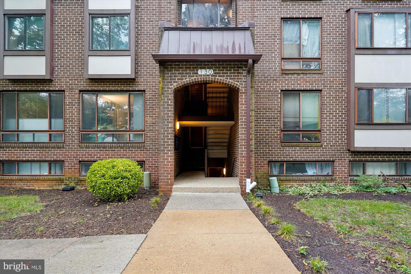 130 ROBERTS LN #200, ALEXANDRIA, Virginia 22314, 2 Bedrooms Bedrooms, ,2 BathroomsBathrooms,Residential,For sale,130 ROBERTS LN #200,VAAX2049956 MLS # VAAX2049956