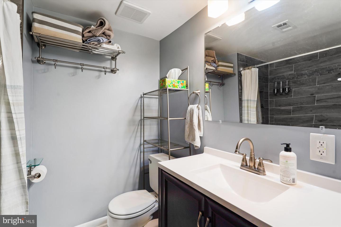 130 ROBERTS LN #200, ALEXANDRIA, Virginia 22314, 2 Bedrooms Bedrooms, ,2 BathroomsBathrooms,Residential,For sale,130 ROBERTS LN #200,VAAX2049956 MLS # VAAX2049956