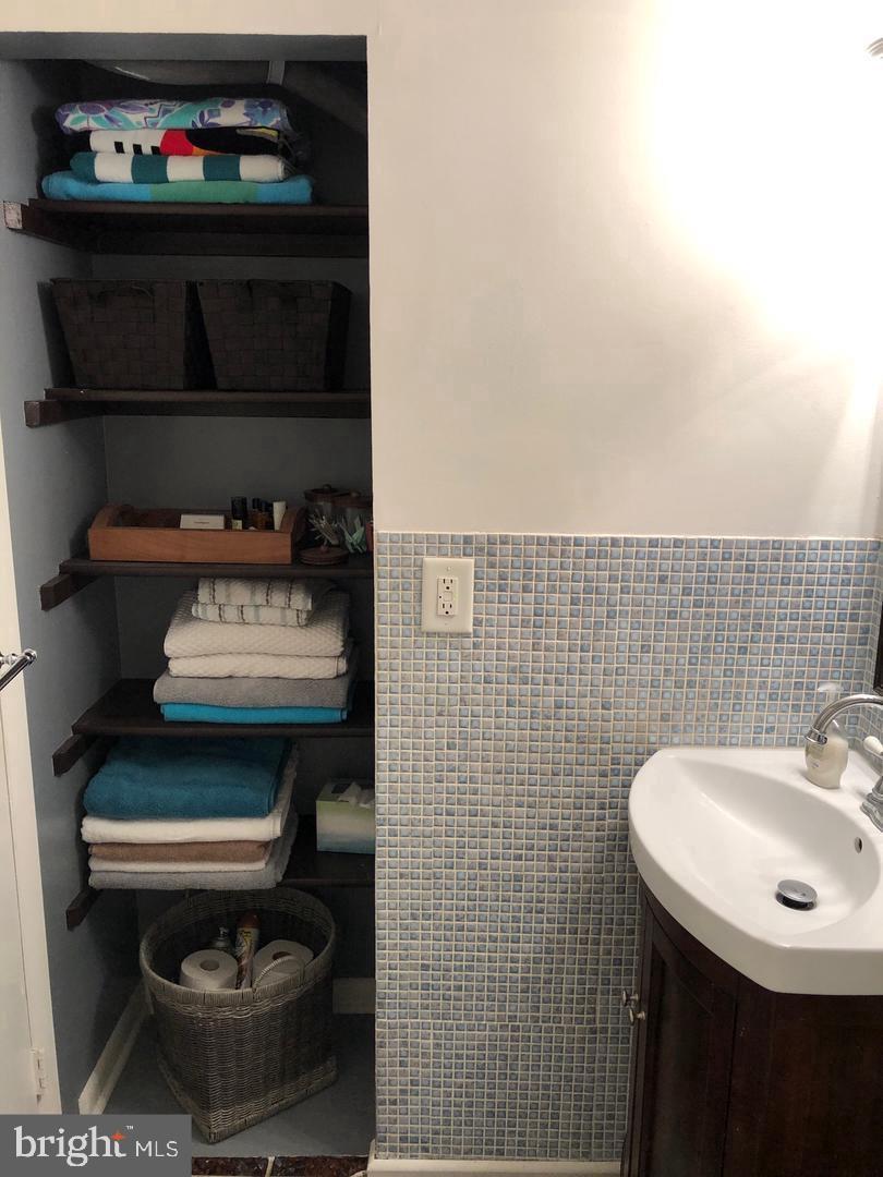 130 ROBERTS LN #200, ALEXANDRIA, Virginia 22314, 2 Bedrooms Bedrooms, ,2 BathroomsBathrooms,Residential,For sale,130 ROBERTS LN #200,VAAX2049956 MLS # VAAX2049956