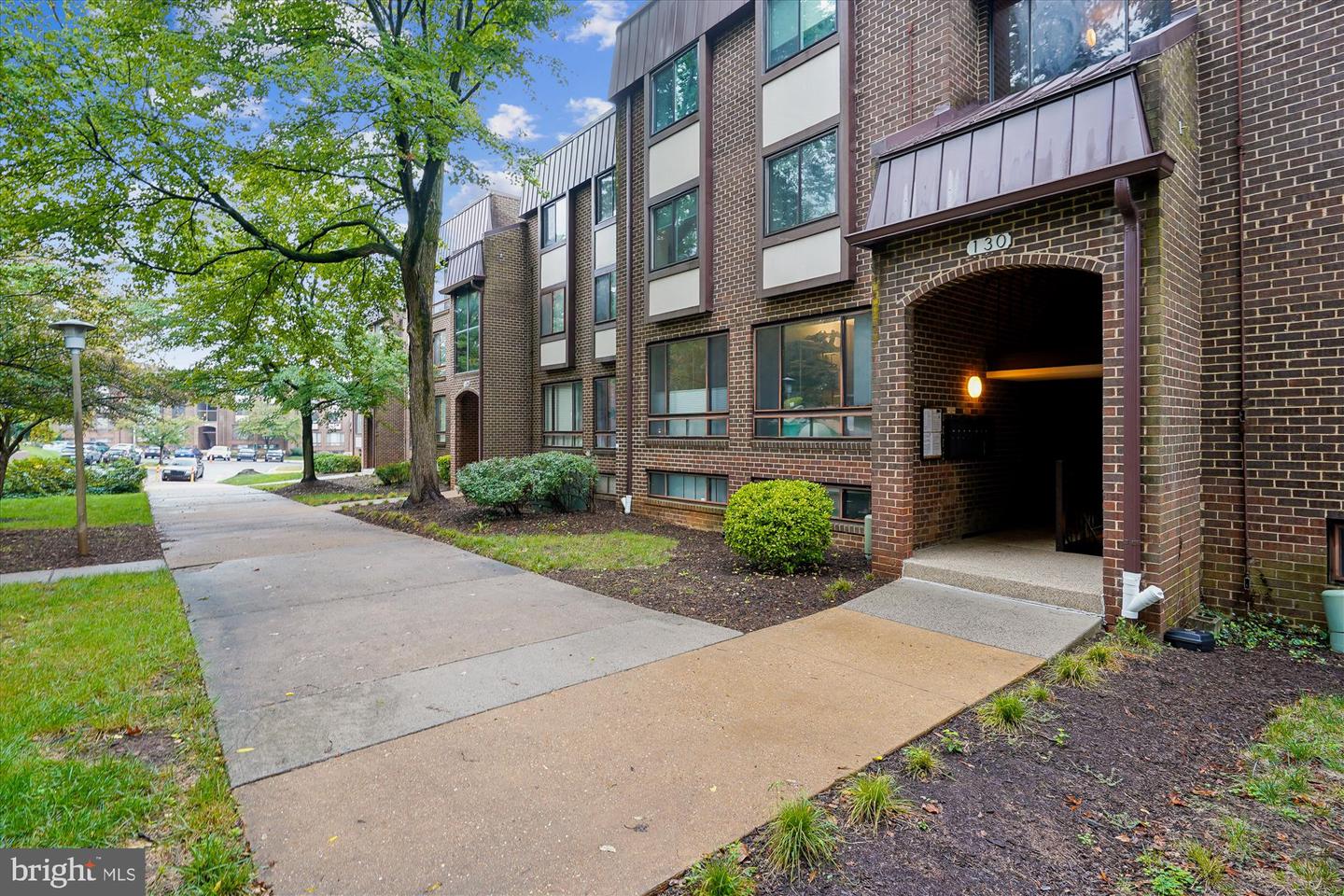 130 ROBERTS LN #200, ALEXANDRIA, Virginia 22314, 2 Bedrooms Bedrooms, ,2 BathroomsBathrooms,Residential,For sale,130 ROBERTS LN #200,VAAX2049956 MLS # VAAX2049956