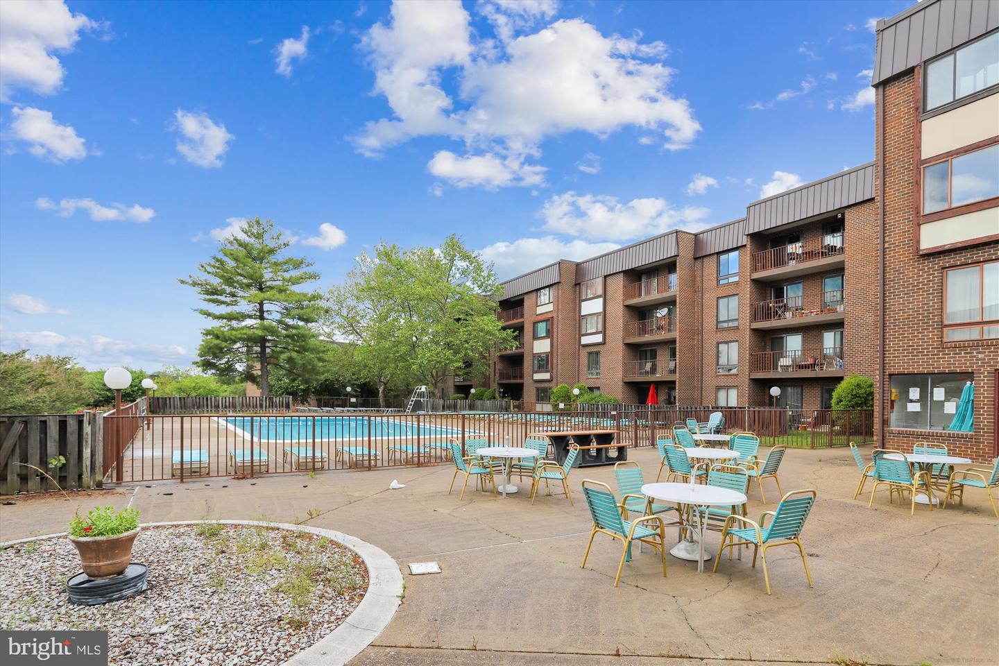 130 ROBERTS LN #200, ALEXANDRIA, Virginia 22314, 2 Bedrooms Bedrooms, ,2 BathroomsBathrooms,Residential,For sale,130 ROBERTS LN #200,VAAX2049956 MLS # VAAX2049956
