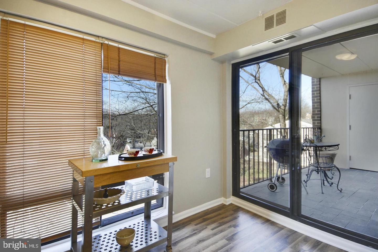 130 ROBERTS LN #200, ALEXANDRIA, Virginia 22314, 2 Bedrooms Bedrooms, ,2 BathroomsBathrooms,Residential,For sale,130 ROBERTS LN #200,VAAX2049956 MLS # VAAX2049956