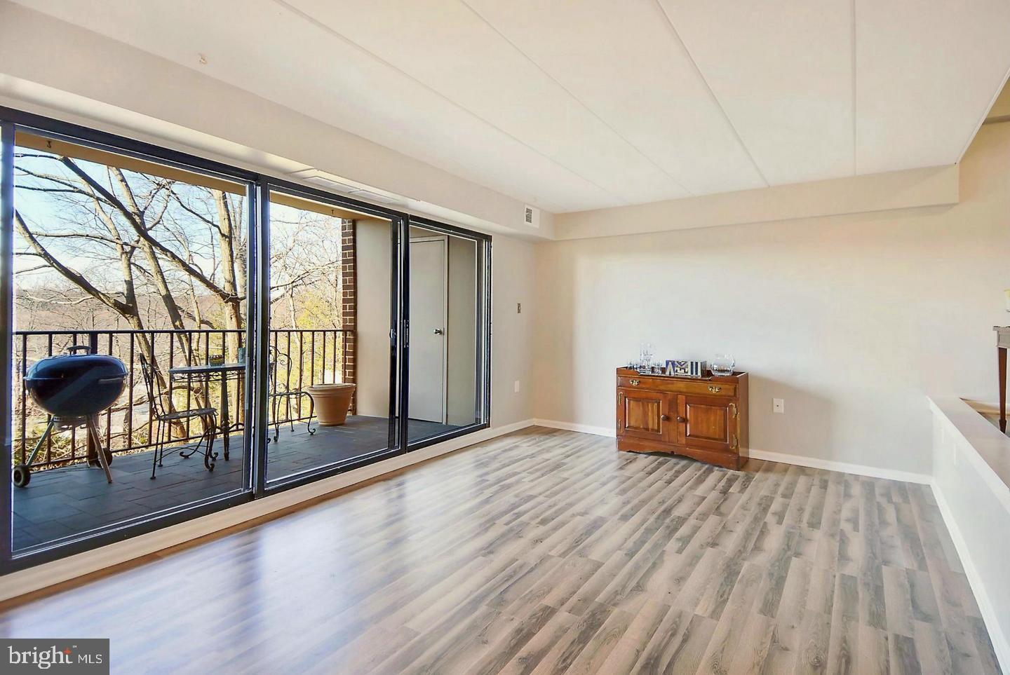 130 ROBERTS LN #200, ALEXANDRIA, Virginia 22314, 2 Bedrooms Bedrooms, ,2 BathroomsBathrooms,Residential,For sale,130 ROBERTS LN #200,VAAX2049956 MLS # VAAX2049956
