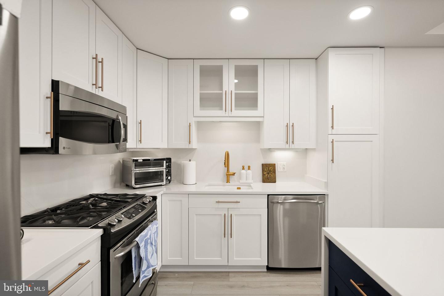 8220 CRESTWOOD HEIGHTS DR #1210, MCLEAN, Virginia 22102, 1 Bedroom Bedrooms, ,2 BathroomsBathrooms,Residential,For sale,8220 CRESTWOOD HEIGHTS DR #1210,VAFX2268534 MLS # VAFX2268534