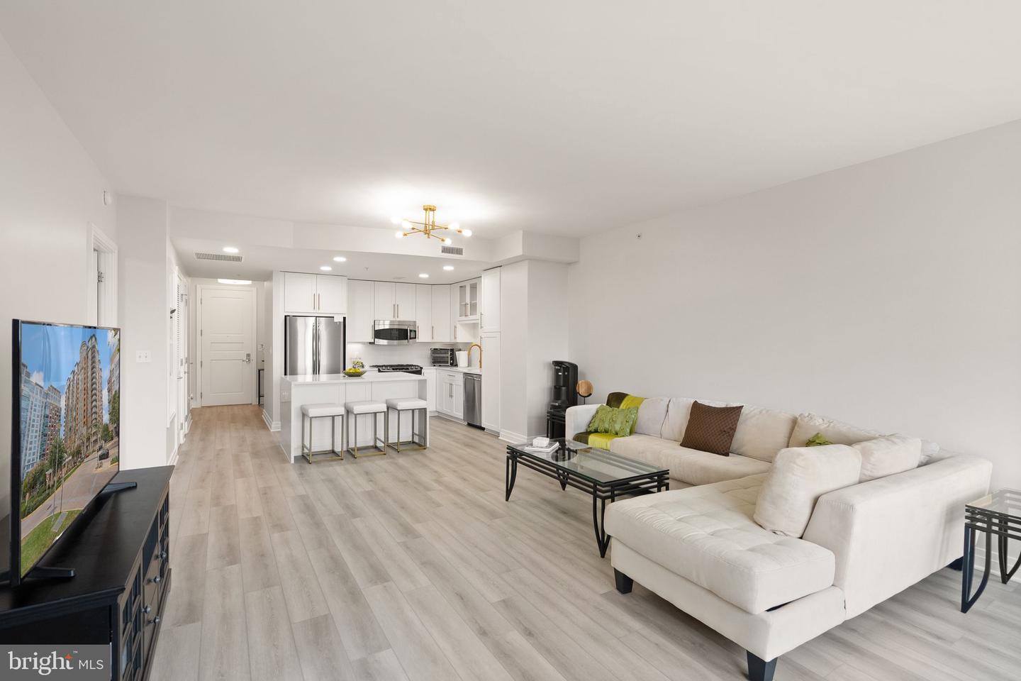 8220 CRESTWOOD HEIGHTS DR #1210, MCLEAN, Virginia 22102, 1 Bedroom Bedrooms, ,2 BathroomsBathrooms,Residential,For sale,8220 CRESTWOOD HEIGHTS DR #1210,VAFX2268534 MLS # VAFX2268534