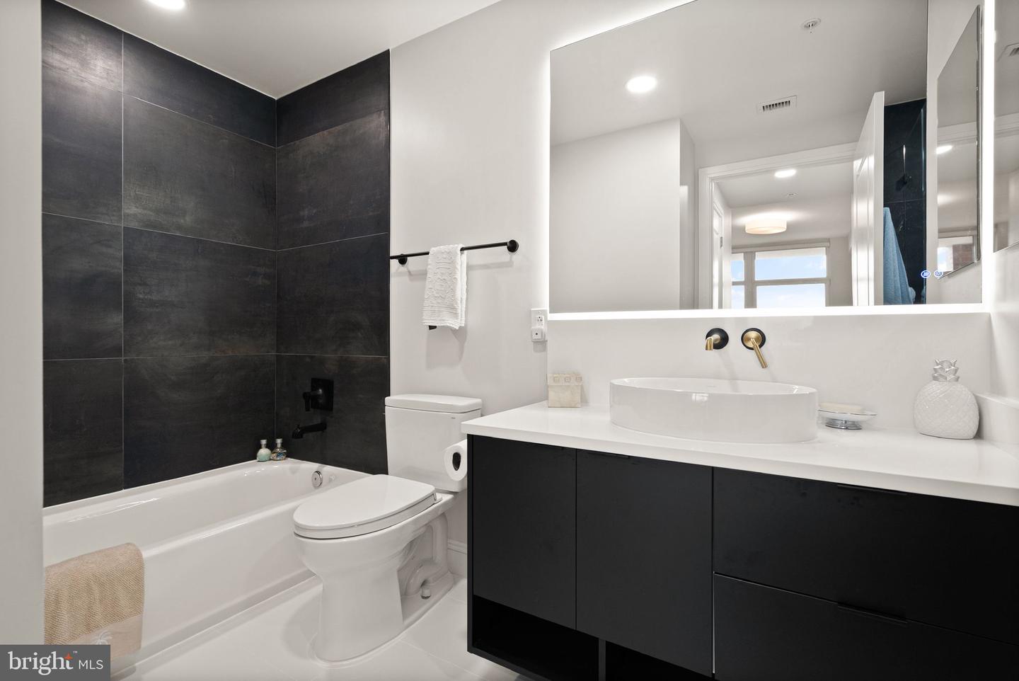 8220 CRESTWOOD HEIGHTS DR #1210, MCLEAN, Virginia 22102, 1 Bedroom Bedrooms, ,2 BathroomsBathrooms,Residential,For sale,8220 CRESTWOOD HEIGHTS DR #1210,VAFX2268534 MLS # VAFX2268534
