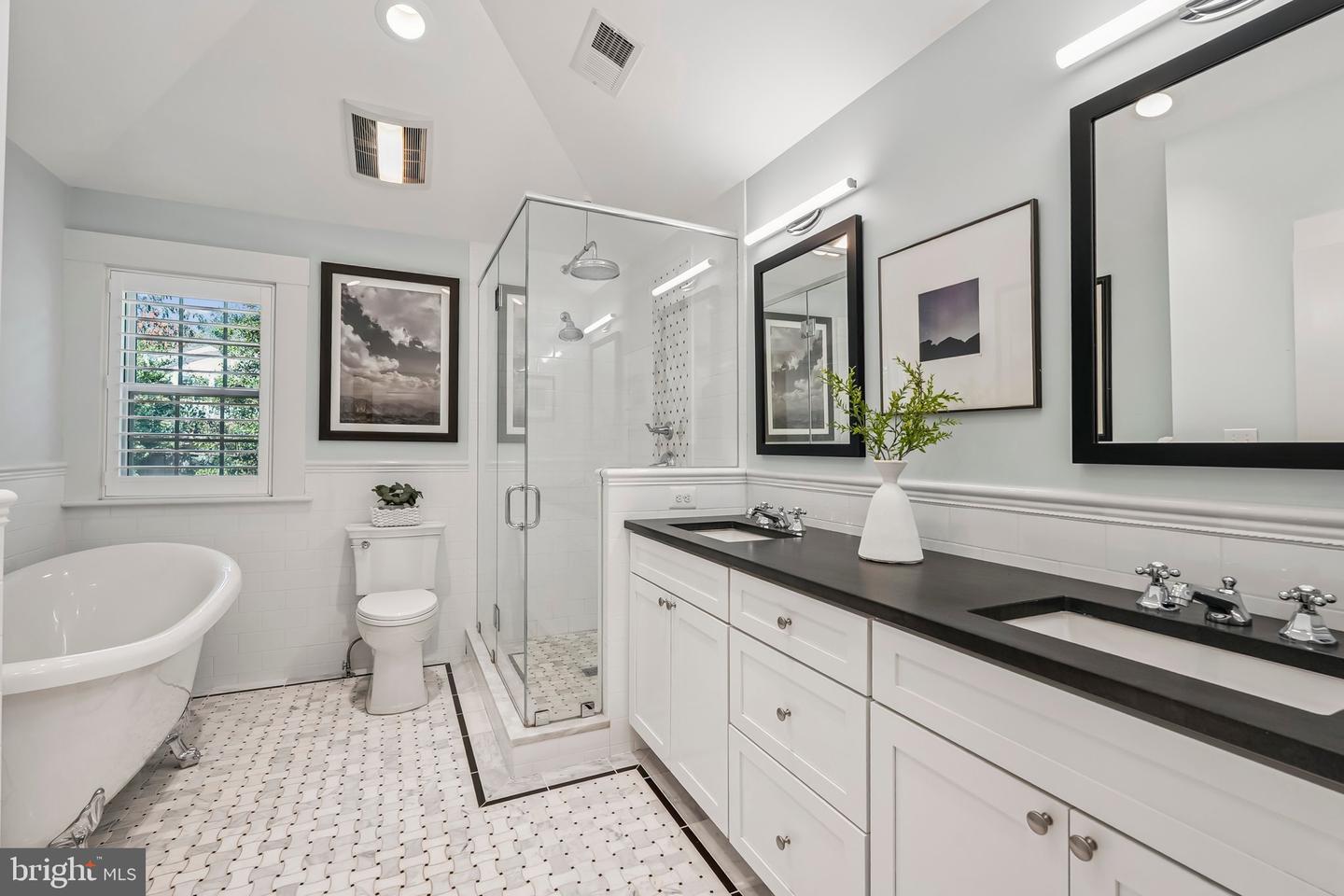 3701 N OAKLAND ST, ARLINGTON, Virginia 22207, 4 Bedrooms Bedrooms, ,3 BathroomsBathrooms,Residential,For sale,3701 N OAKLAND ST,VAAR2064064 MLS # VAAR2064064