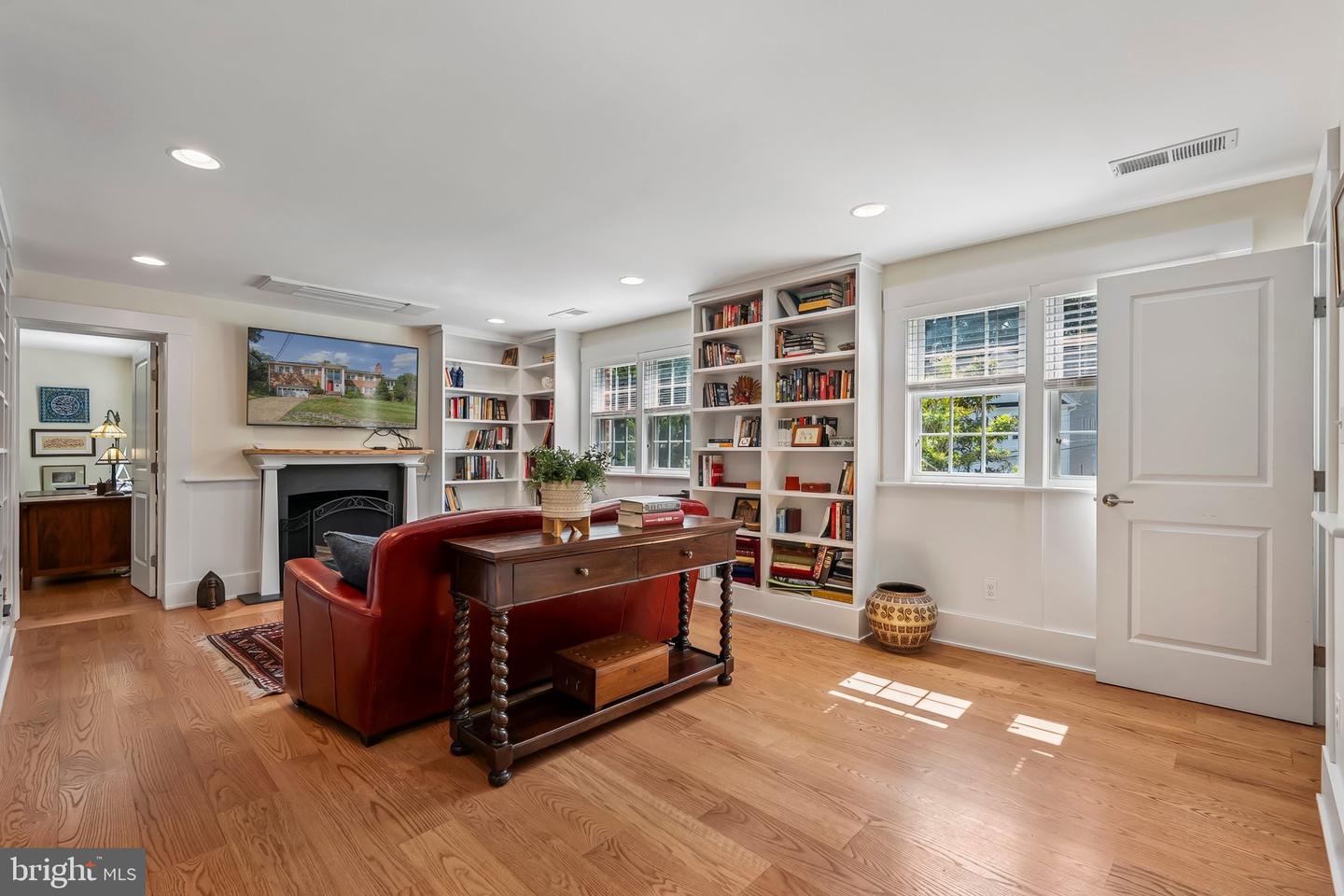 3701 N OAKLAND ST, ARLINGTON, Virginia 22207, 4 Bedrooms Bedrooms, ,3 BathroomsBathrooms,Residential,For sale,3701 N OAKLAND ST,VAAR2064064 MLS # VAAR2064064