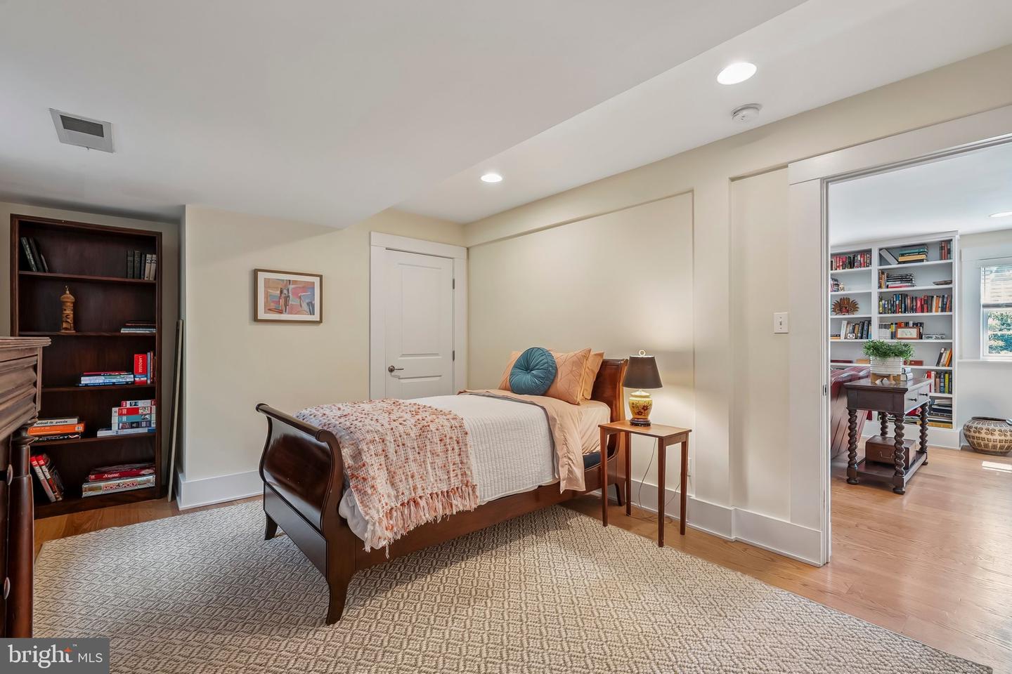 3701 N OAKLAND ST, ARLINGTON, Virginia 22207, 4 Bedrooms Bedrooms, ,3 BathroomsBathrooms,Residential,For sale,3701 N OAKLAND ST,VAAR2064064 MLS # VAAR2064064
