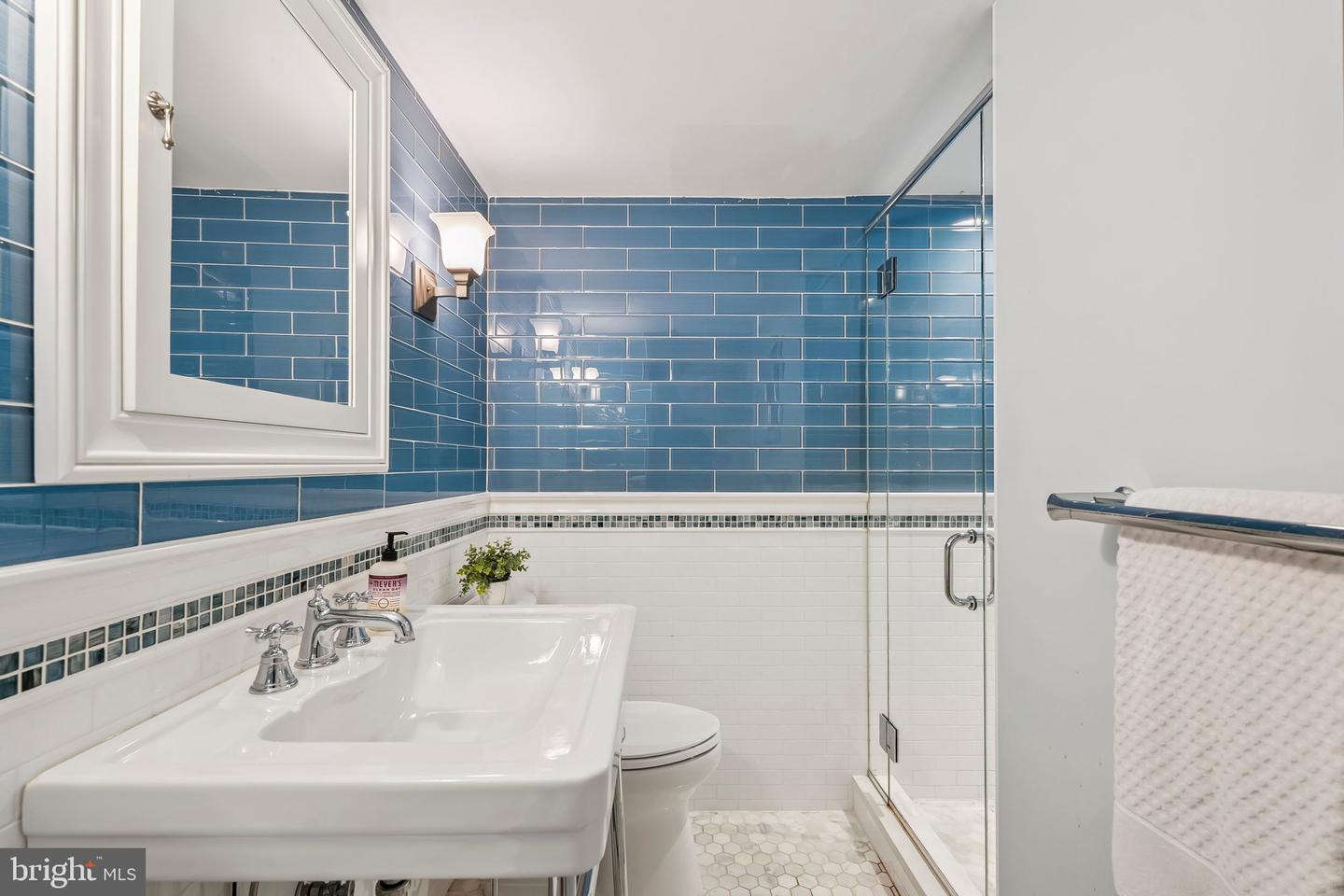 3701 N OAKLAND ST, ARLINGTON, Virginia 22207, 4 Bedrooms Bedrooms, ,3 BathroomsBathrooms,Residential,For sale,3701 N OAKLAND ST,VAAR2064064 MLS # VAAR2064064