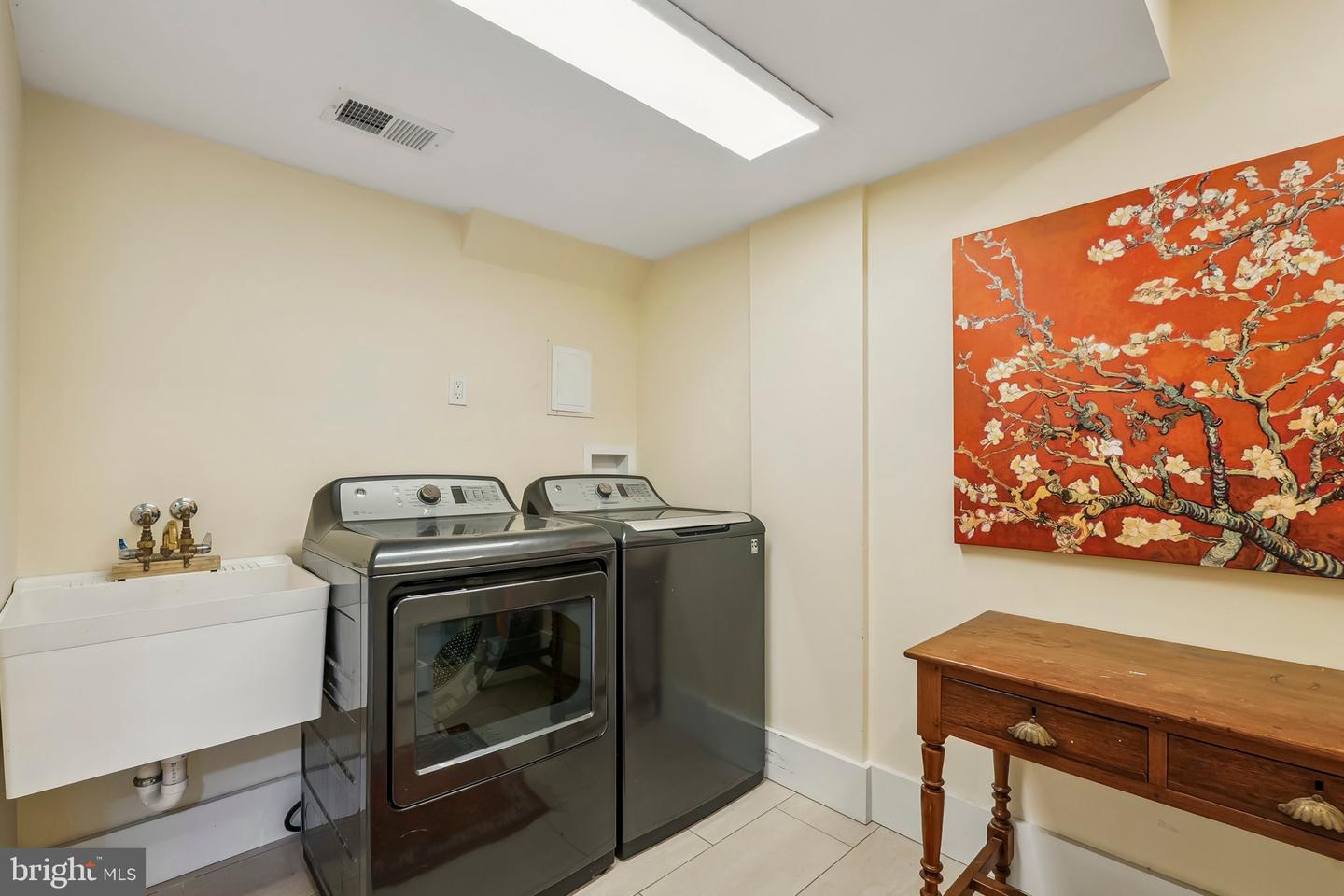 3701 N OAKLAND ST, ARLINGTON, Virginia 22207, 4 Bedrooms Bedrooms, ,3 BathroomsBathrooms,Residential,For sale,3701 N OAKLAND ST,VAAR2064064 MLS # VAAR2064064