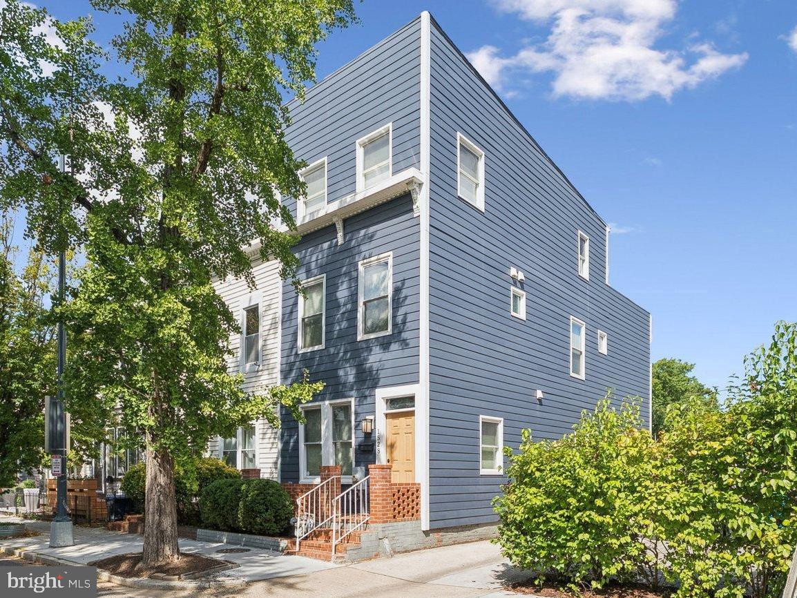 WASHINGTON, District Of Columbia 20002, 4 Bedrooms Bedrooms, 11 Rooms Rooms,3 BathroomsBathrooms,Residential,For sale,DCDC2223782 MLS # DCDC2223782