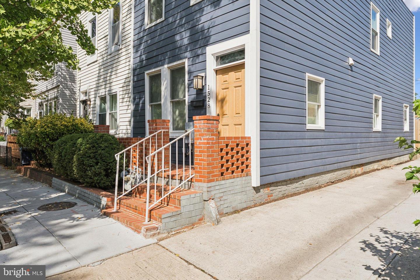 WASHINGTON, District Of Columbia 20002, 4 Bedrooms Bedrooms, 11 Rooms Rooms,3 BathroomsBathrooms,Residential,For sale,DCDC2223782 MLS # DCDC2223782