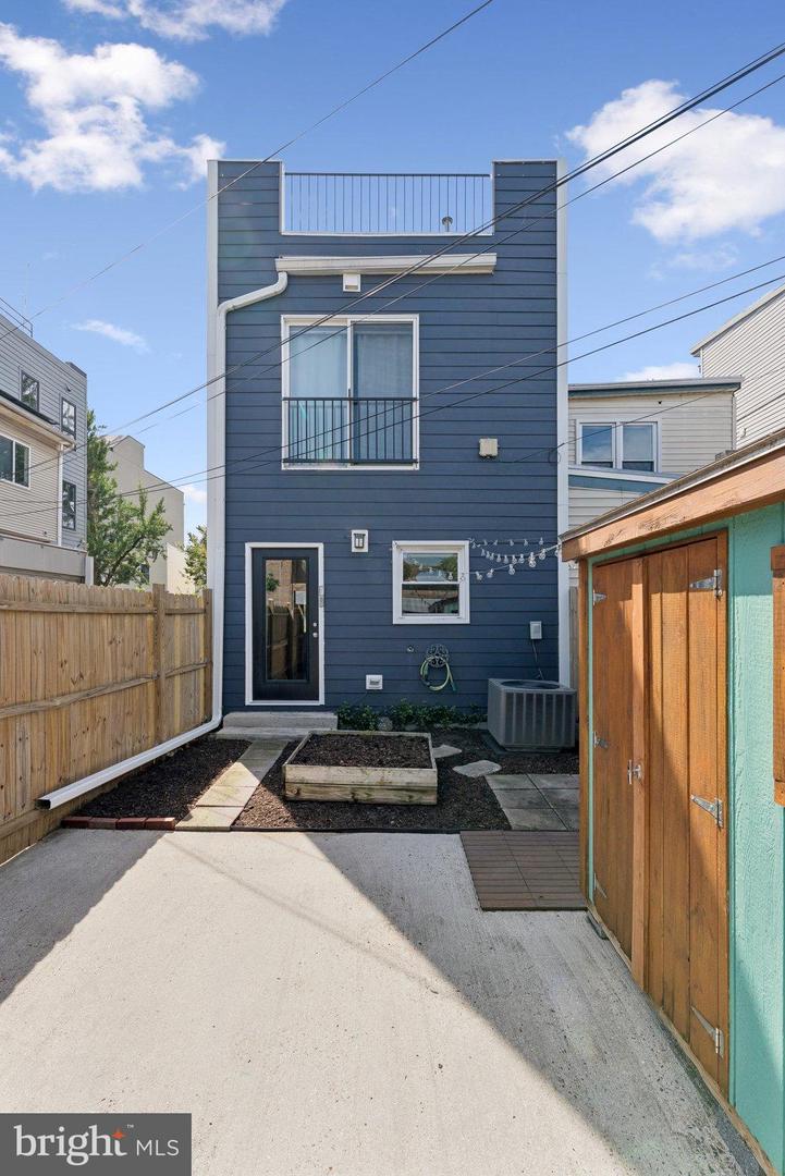 WASHINGTON, District Of Columbia 20002, 4 Bedrooms Bedrooms, 11 Rooms Rooms,3 BathroomsBathrooms,Residential,For sale,DCDC2223782 MLS # DCDC2223782