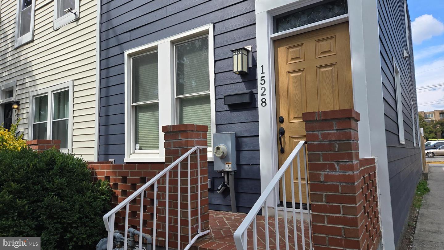 WASHINGTON, District Of Columbia 20002, 4 Bedrooms Bedrooms, 11 Rooms Rooms,3 BathroomsBathrooms,Residential,For sale,DCDC2223782 MLS # DCDC2223782