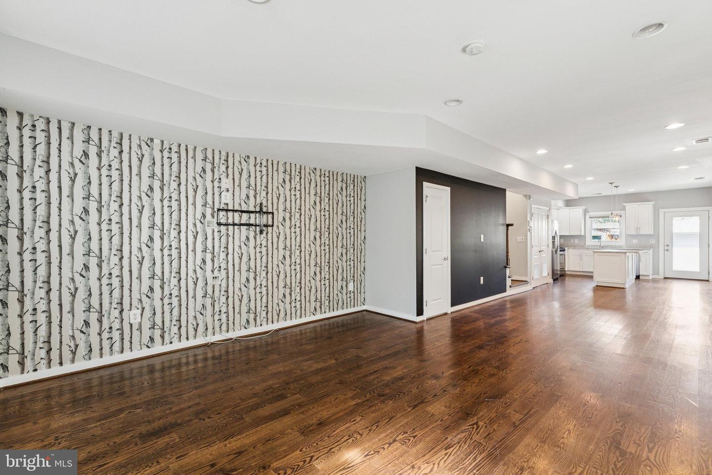 WASHINGTON, District Of Columbia 20002, 4 Bedrooms Bedrooms, 11 Rooms Rooms,3 BathroomsBathrooms,Residential,For sale,DCDC2223782 MLS # DCDC2223782