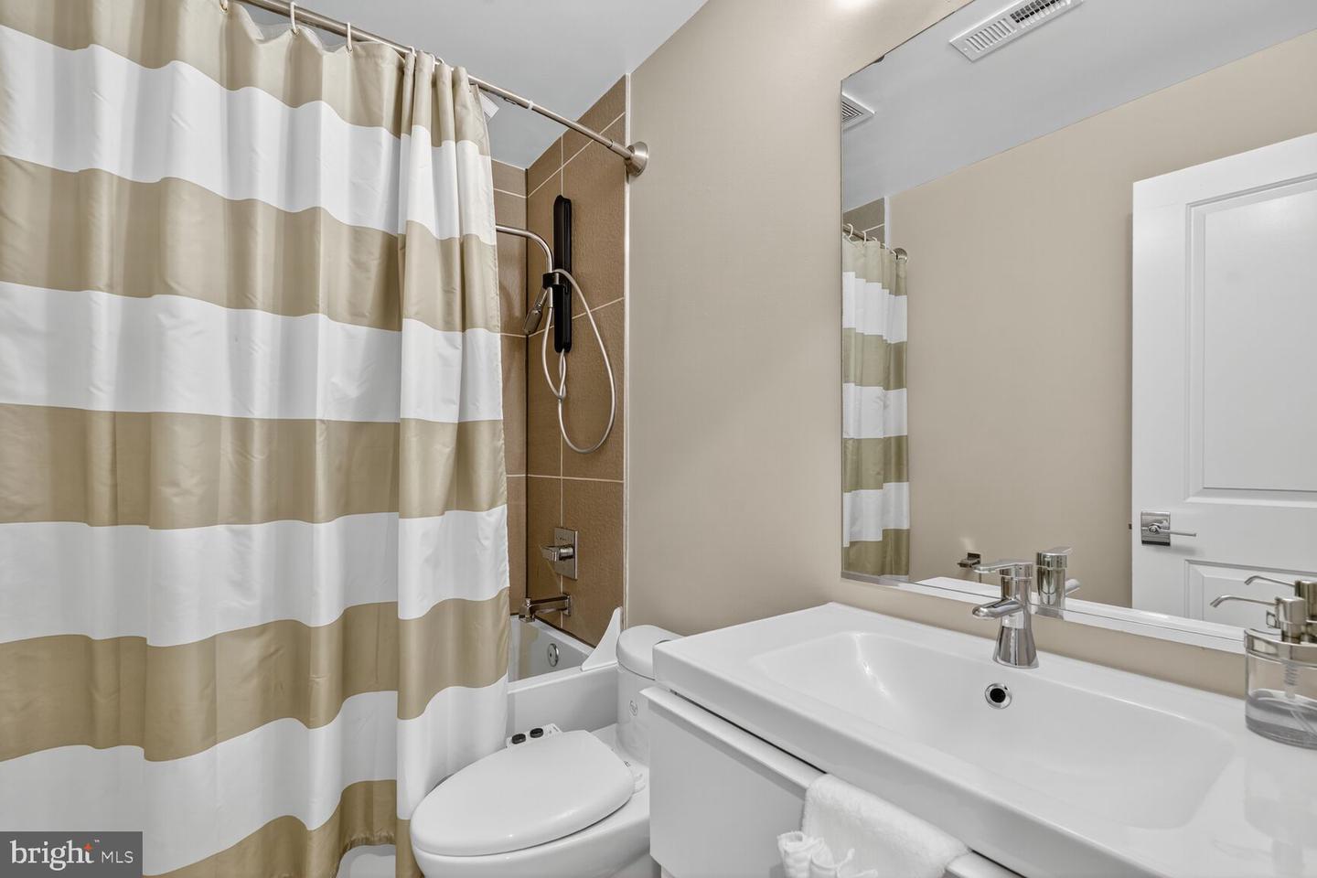 816 KENNEDY ST NW #3, WASHINGTON, District Of Columbia 20011, 2 Bedrooms Bedrooms, ,2 BathroomsBathrooms,Residential,For sale,816 KENNEDY ST NW #3,DCDC2224144 MLS # DCDC2224144