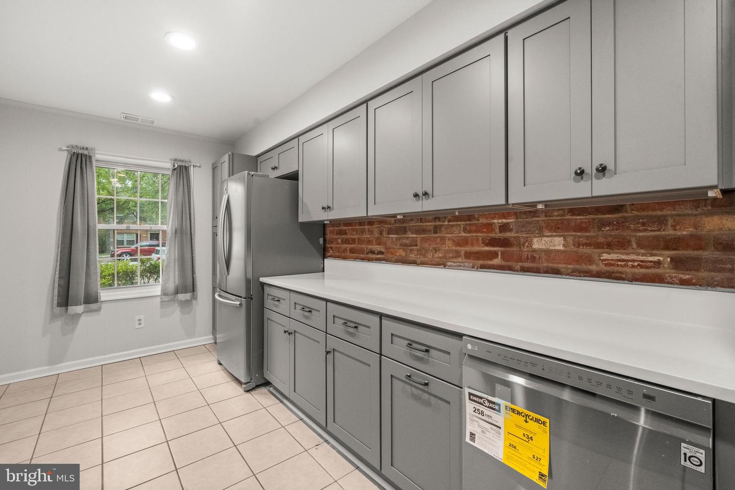 8218 CARRLEIGH PKWY #10, SPRINGFIELD, Virginia 22152, 2 Bedrooms Bedrooms, ,1 BathroomBathrooms,Residential,For sale,8218 CARRLEIGH PKWY #10,VAFX2269042 MLS # VAFX2269042