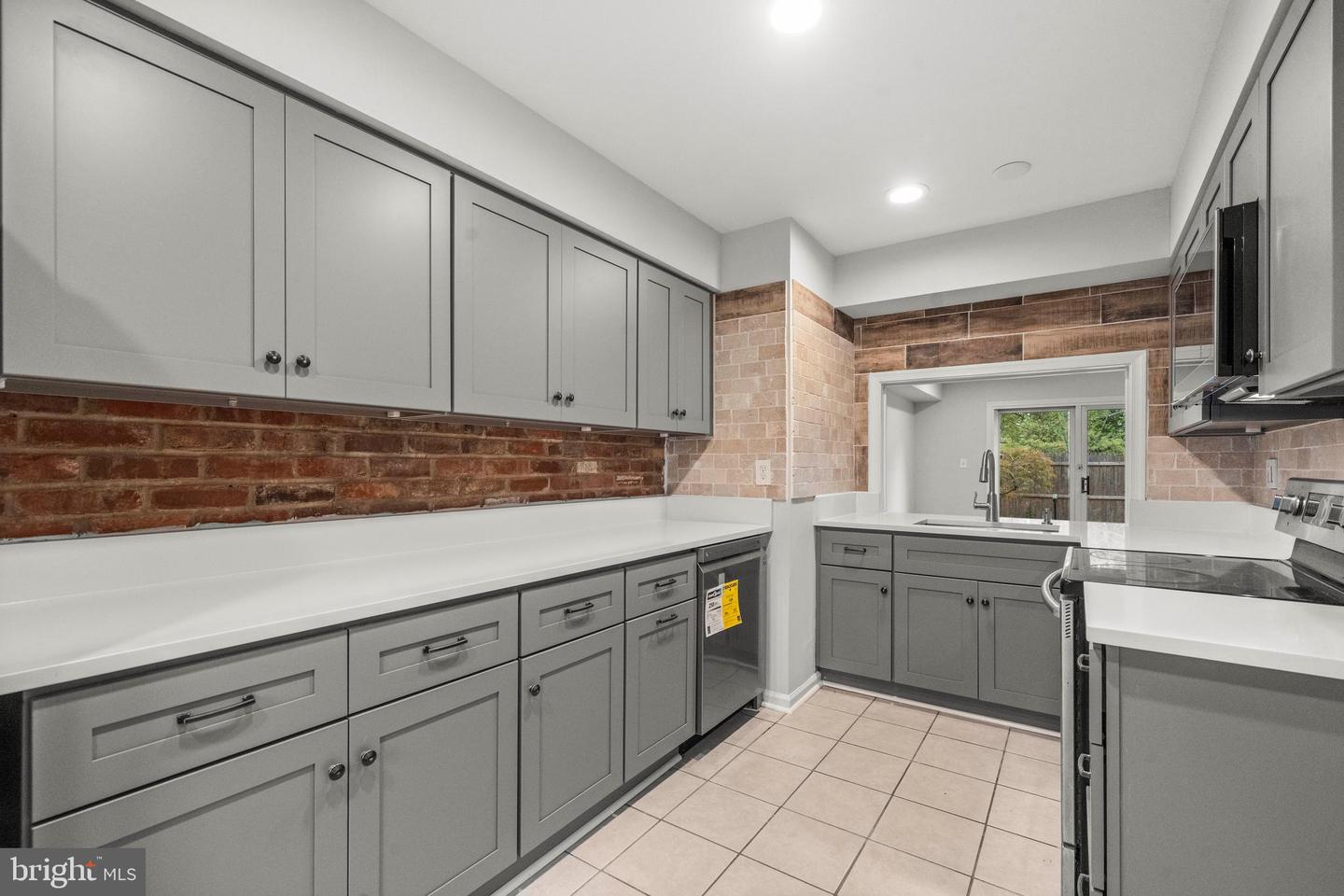 8218 CARRLEIGH PKWY #10, SPRINGFIELD, Virginia 22152, 2 Bedrooms Bedrooms, ,1 BathroomBathrooms,Residential,For sale,8218 CARRLEIGH PKWY #10,VAFX2269042 MLS # VAFX2269042