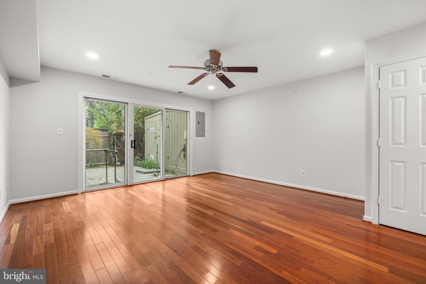 8218 CARRLEIGH PKWY #10, SPRINGFIELD, Virginia 22152, 2 Bedrooms Bedrooms, ,1 BathroomBathrooms,Residential,For sale,8218 CARRLEIGH PKWY #10,VAFX2269042 MLS # VAFX2269042